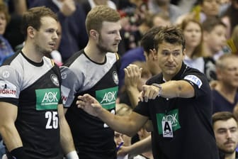 Bundestrainer Christian Prokop (r.) mit Kai Häfner (l.) und Philipp Weber: Beide Spieler haben es nicht in den 18er-Kader für die Heim-WM geschafft.