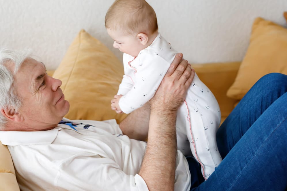 Erster Gedanke: ein Großvater mit seinem Enkel. Dabei fühlen sich einige Männer dazu bereit, auch im höheren Alter noch Vater zu werden.