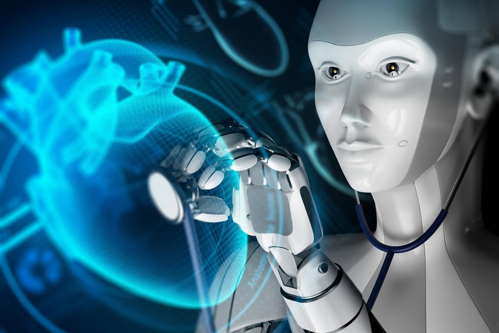 Ein Humanoid untersucht ein virtuelles Herz (Symbolbild): Künstliche Intelligenz kann, richtig angewendet, viele Chancen haben. Unkontrolliert birgt sie jedoch viele Risiken.