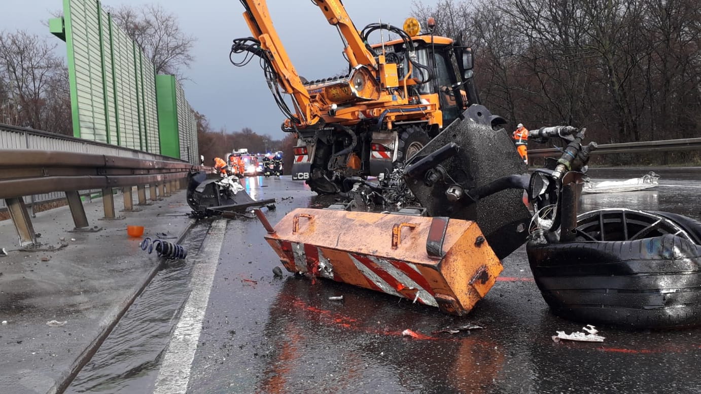 Unfall mit zwei Toten: Die L 194 bei Euskirchen gleicht einem Trümmerfeld. Unfall mit zwei Toten: Die L 194 bei Euskirchen gleicht einem Trümmerfeld.