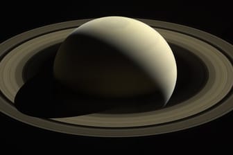 Bereits die beiden "Voyager"-Sonden hatten bei ihrem Vorbeiflug in den 1980er Jahren Belege dafür gefunden, dass die Eisteilchen der Saturnringe auf den Planeten herabregnen.