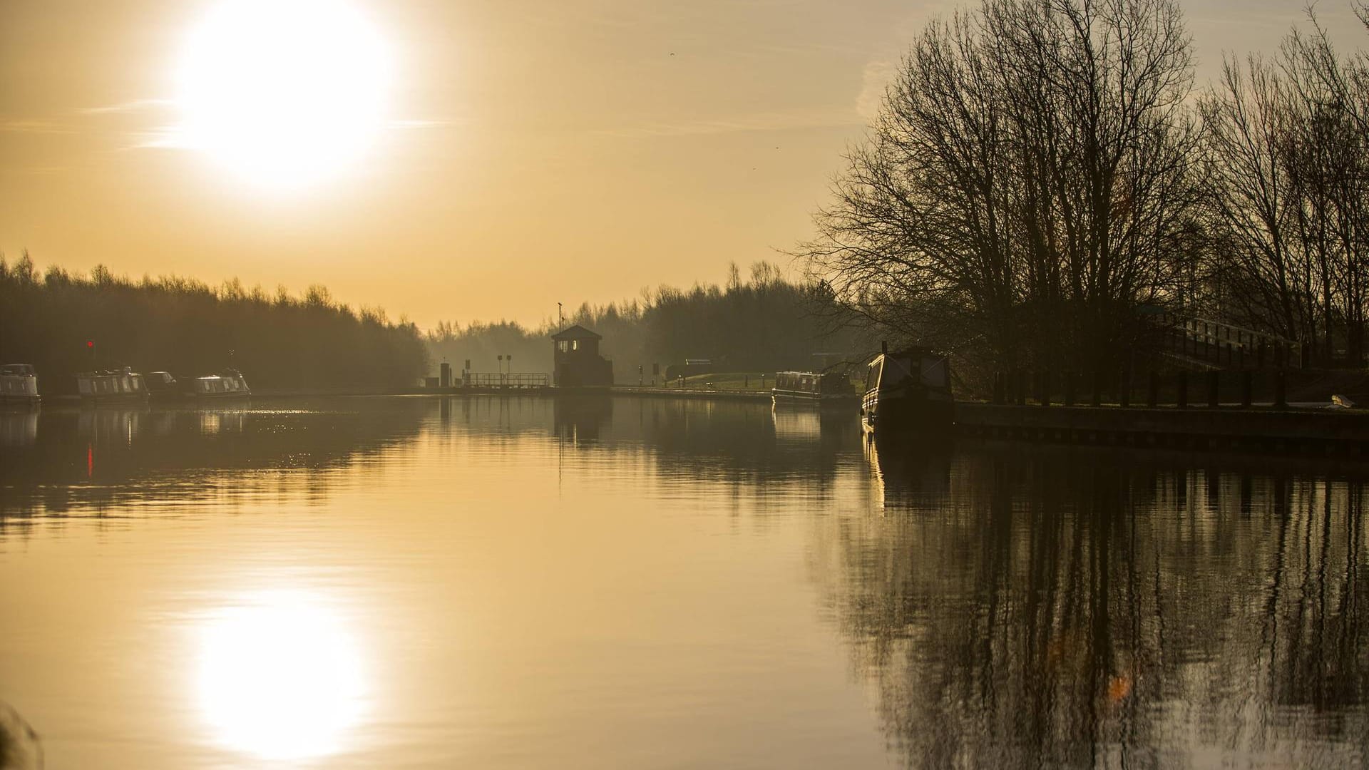 Sonnenaufgang über einem See