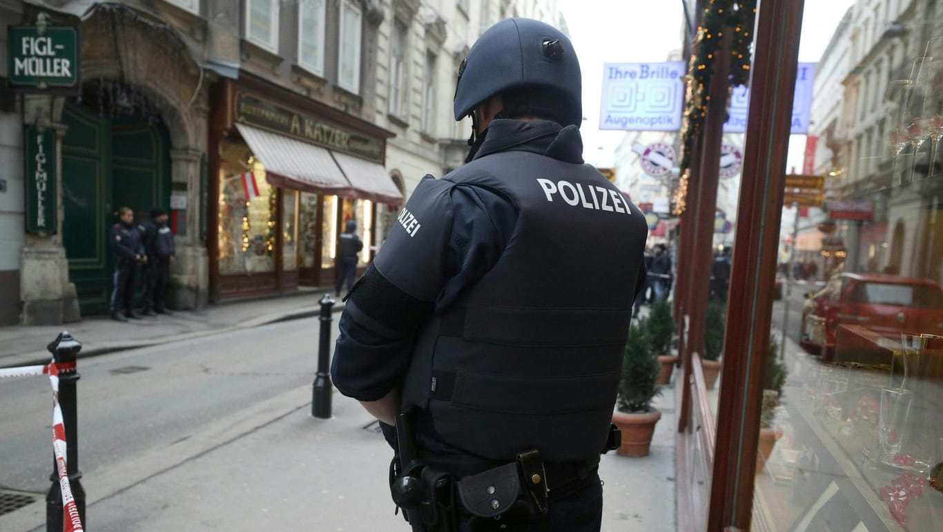 Schüsse in Wiener Innenstadt: Ein Polizei sichert eine Straße in der Nähe des Tatortes.