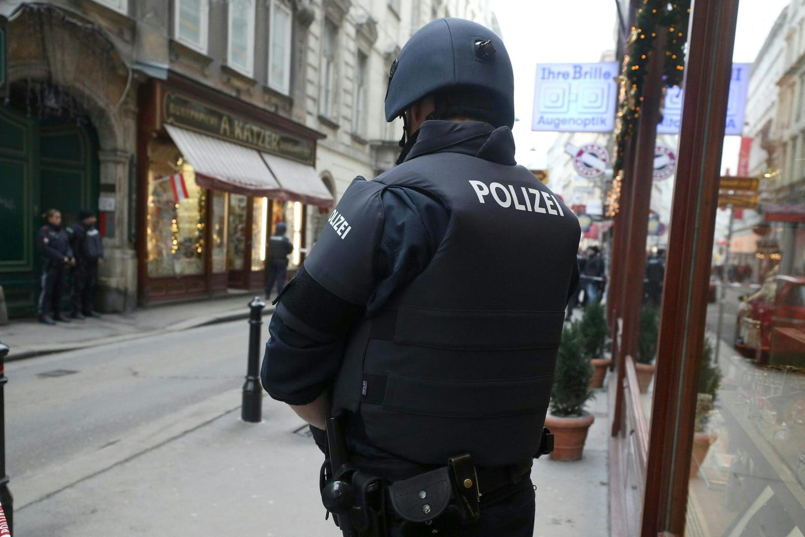Schüsse in Wiener Innenstadt: Ein Polizei sichert eine Straße in der Nähe des Tatortes.