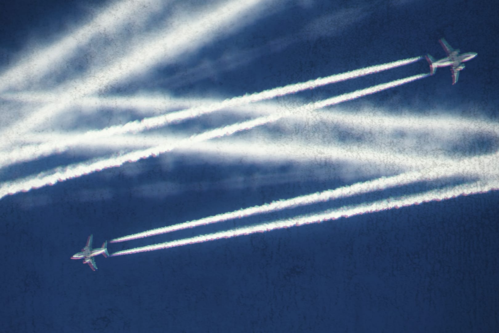 Es liegt was in der Luft: Nein, hier werden keine Chemikalien gezielt versprüht, wie Chemtrail-Gläubige meinen.