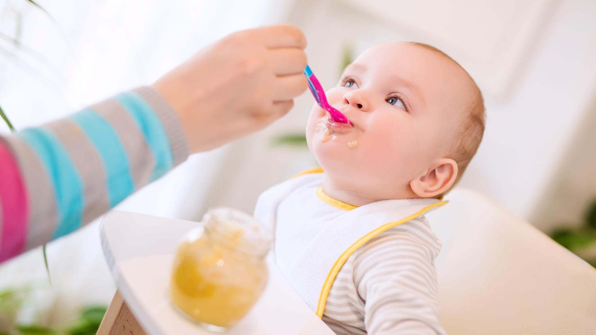 Ein Baby wird mit Brei gefüttert: Die erste Beikost besteht meist aus Gemüse, später kommt Fleisch hinzu.