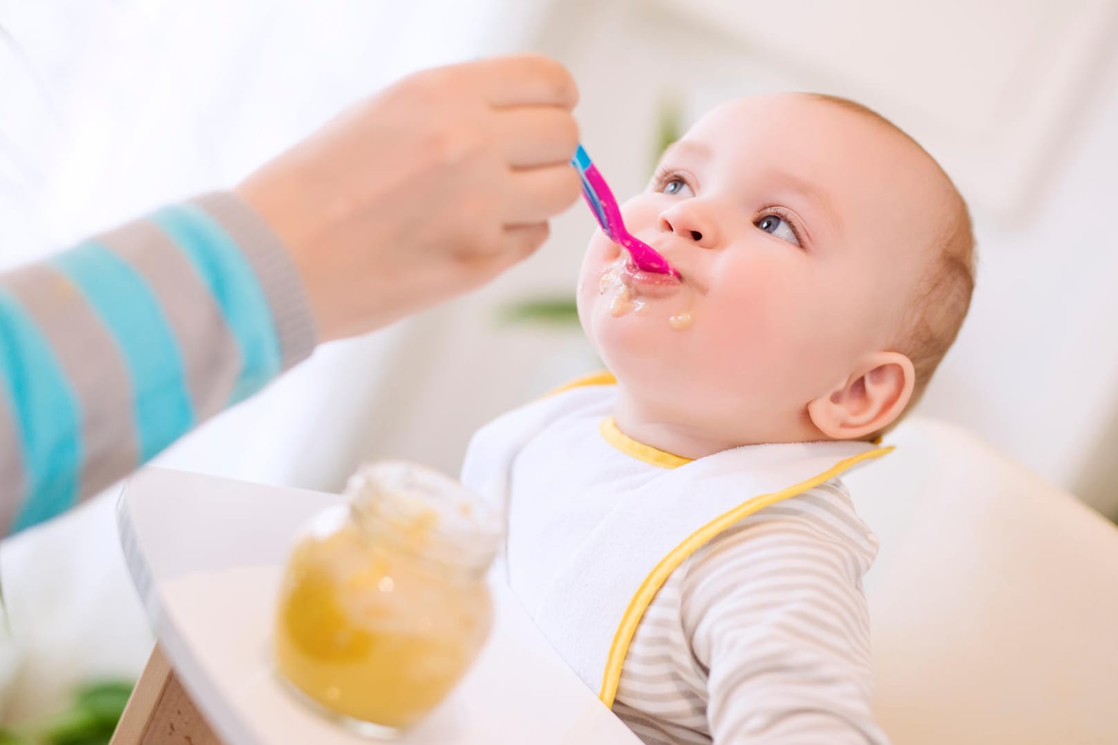 Ein Baby wird mit Brei gefüttert: Die erste Beikost besteht meist aus Gemüse, später kommt Fleisch hinzu.