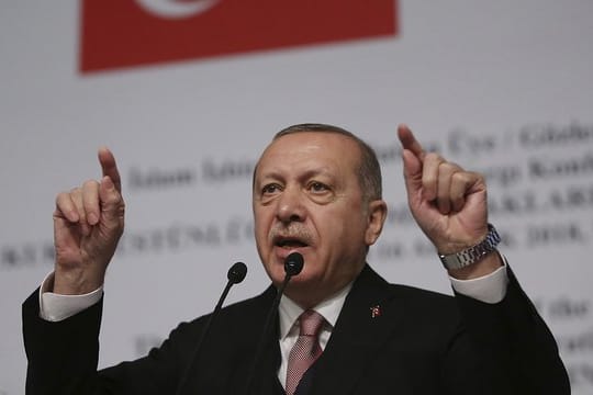 Der türkische Präsident Recep Tayyip Erdogan hatte vergangene Woche eine Militäroffensive gegen die YPG in Nordsyrien angekündigt.