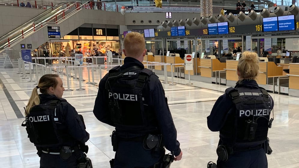 Polizei am Stuttgarter Flughafen