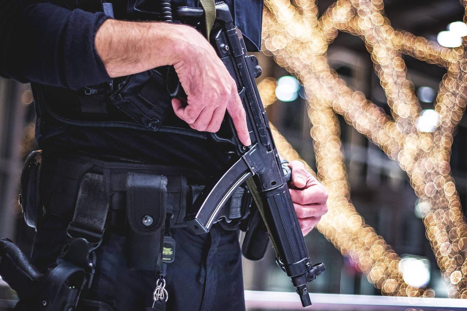 News Bilder des Tages Terrorangst am Stuttgarter Flughafen Polizei stark präsent Videoangebot Ter
