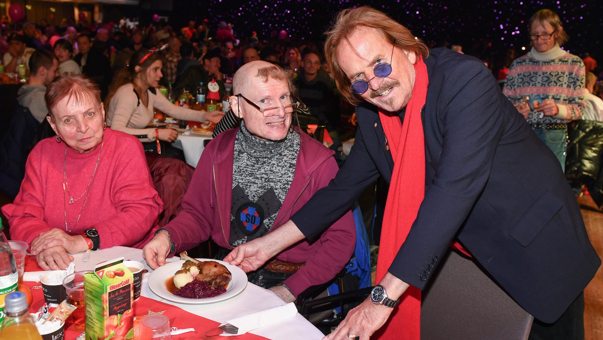 Frank Zander serviert Bedürftigen Gänsebraten.