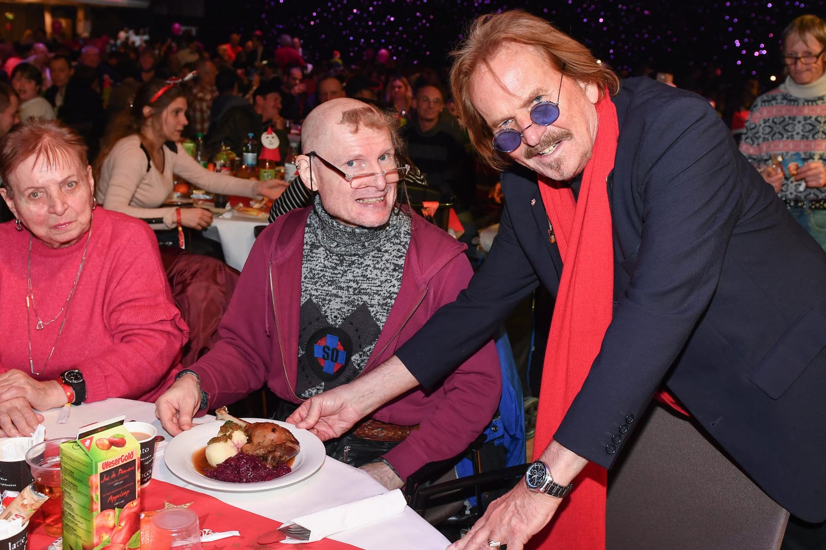 Frank Zander serviert Bedürftigen Gänsebraten.