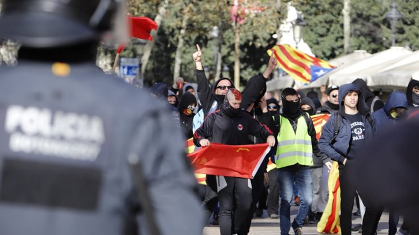 Polizisten stehen in Barcelona Tausenden Demonstranten gegenüber.