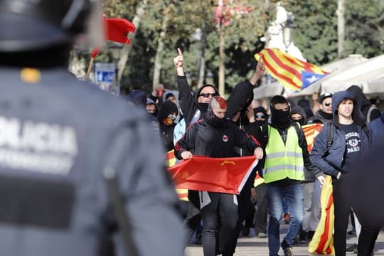 Polizisten stehen in Barcelona Tausenden Demonstranten gegenüber.