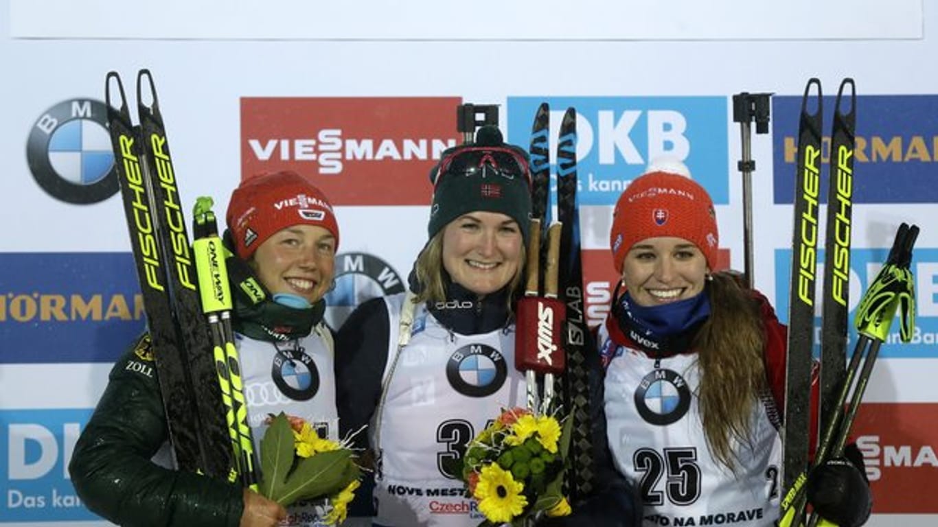 Nach dem Sprint auf dem Podest: Die Zweite Laura Dahlmeier (l-r) neben Siegerin Marte Olsbu Röiseland und Paulina Fialkova.