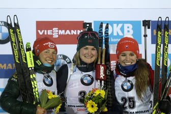 Nach dem Sprint auf dem Podest: Die Zweite Laura Dahlmeier (l-r) neben Siegerin Marte Olsbu Röiseland und Paulina Fialkova.