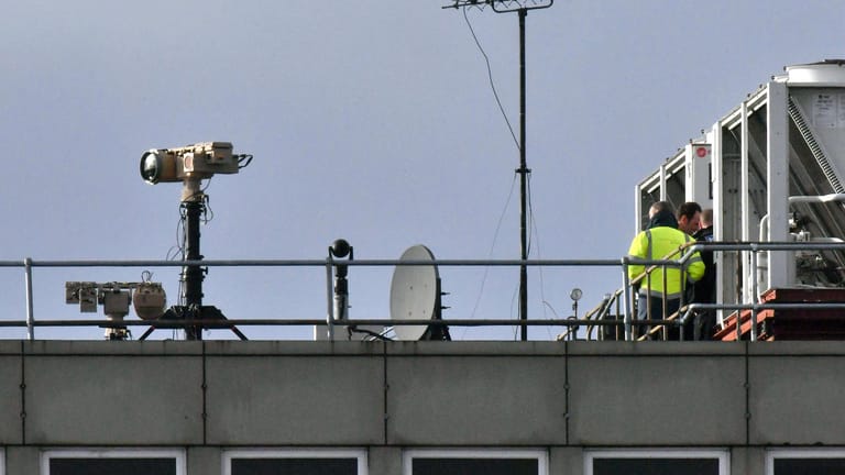 Ausrüstung gegen Drohnen auf einem Dach in London-Gatwick: Der Flughafen hat am Freitagabend erneut seinen Betrieb eingestellt.