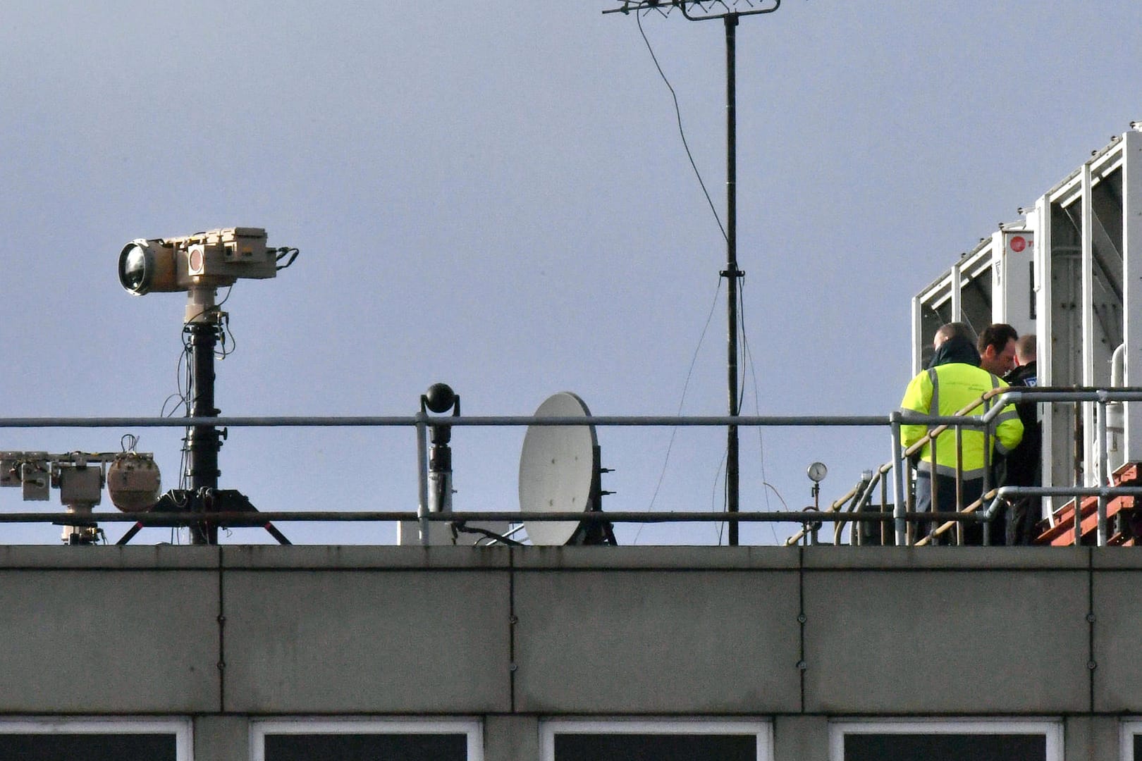 Ausrüstung gegen Drohnen auf einem Dach in London-Gatwick: Der Flughafen hat am Freitagabend erneut seinen Betrieb eingestellt.
