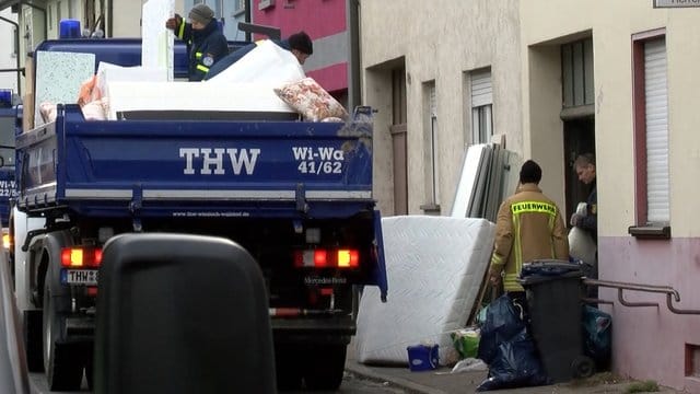 Polizisten und Helfer des Technischen Hilfswerks (THW), räumen Möbelstücke aus einer Wohnung in Plankstadt. Polizisten und Helfer des Technischen Hilfswerks (THW), räumen Möbelstücke aus einer Wohnung in Plankstadt.