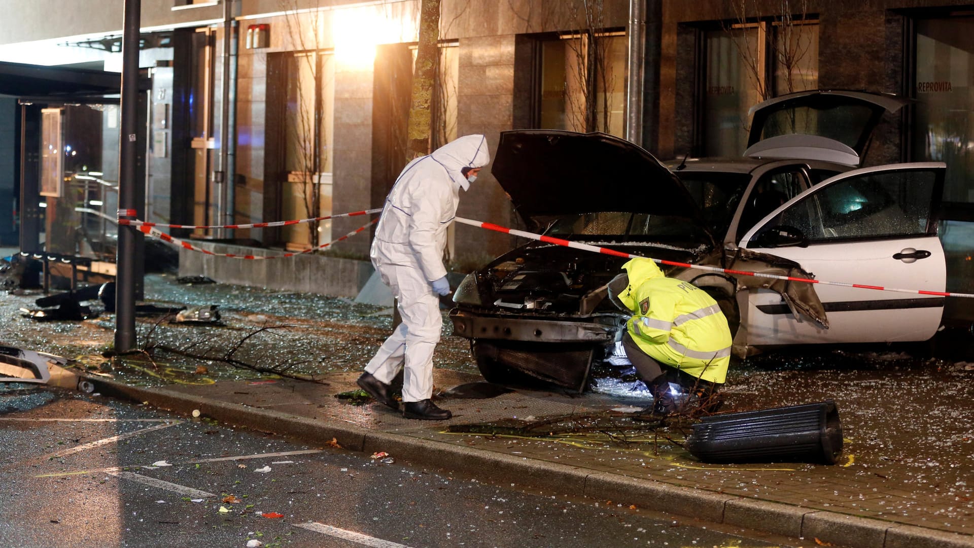 Polizisten inspizieren das Auto: Die Polizei geht von einem Suizidversuch aus.