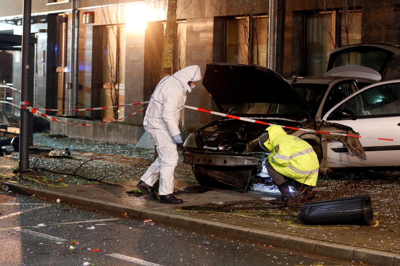 Polizisten inspizieren das Auto: Die Polizei geht von einem Suizidversuch aus.