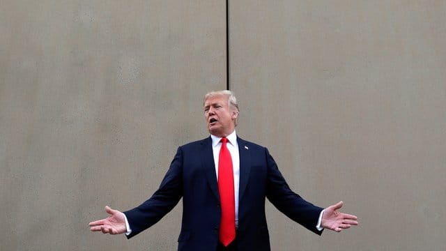 US-Präsident Donald Trump vor einem Prototypen von Grenzmauern zu Mexiko in San Diego. US-Präsident Donald Trump vor einem Prototypen von Grenzmauern zu Mexiko in San Diego.
