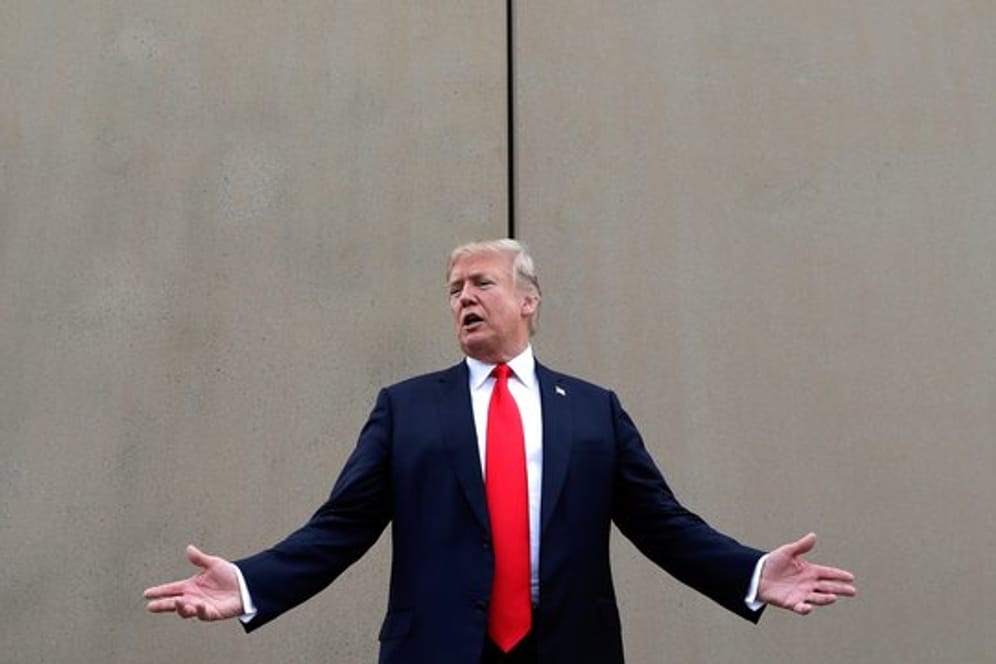 US-Präsident Donald Trump vor einem Prototypen von Grenzmauern zu Mexiko in San Diego.