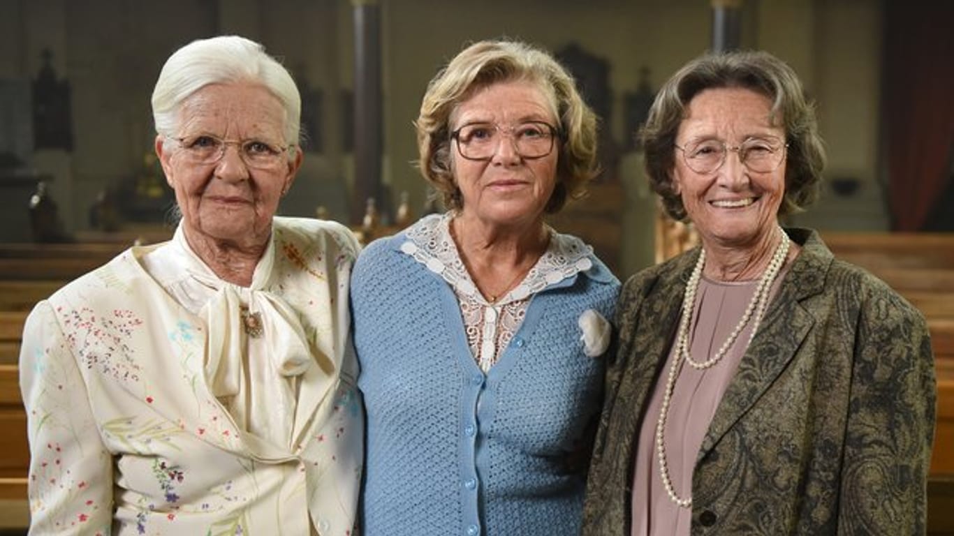 Hildegard Schmahl (l-r), Jutta Speidel und Gertrud Roll spielen drei Schwestern, deren Verhältnis zuneinander schwierig ist.