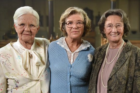 Hildegard Schmahl (l-r), Jutta Speidel und Gertrud Roll spielen drei Schwestern, deren Verhältnis zuneinander schwierig ist.