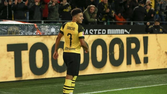 Dortmunds Torschütze Jadon Sancho feiert seinen Treffer zum 1:0 gegen Mönchengladbach. Dortmunds Torschütze Jadon Sancho feiert seinen Treffer zum 1:0 gegen Mönchengladbach.