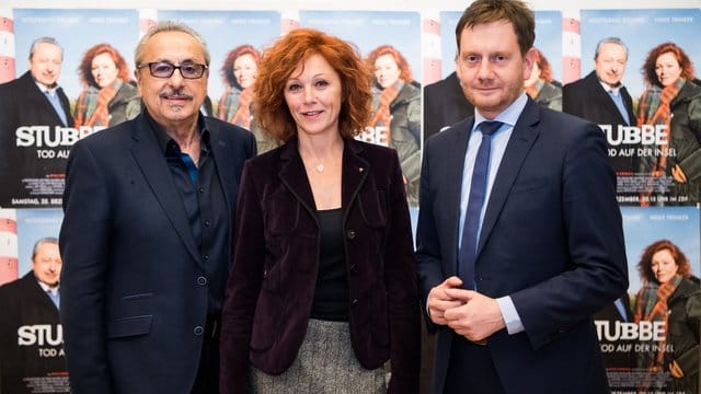 Schauspieler Wolfgang Stumph, Schauspielerin Heike Trinker und Michael Kretschmer, Ministerpräsident von Sachsen, bei der Preview des Films "Stubbe - Tod auf der Insel".