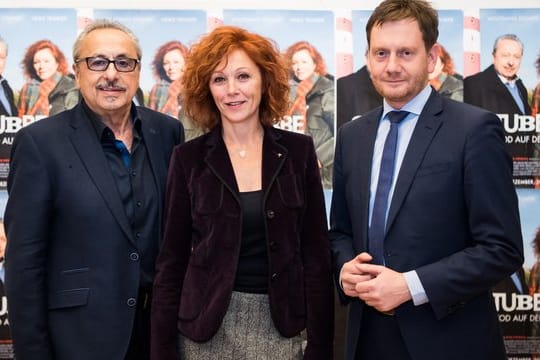 Schauspieler Wolfgang Stumph, Schauspielerin Heike Trinker und Michael Kretschmer, Ministerpräsident von Sachsen, bei der Preview des Films "Stubbe - Tod auf der Insel".