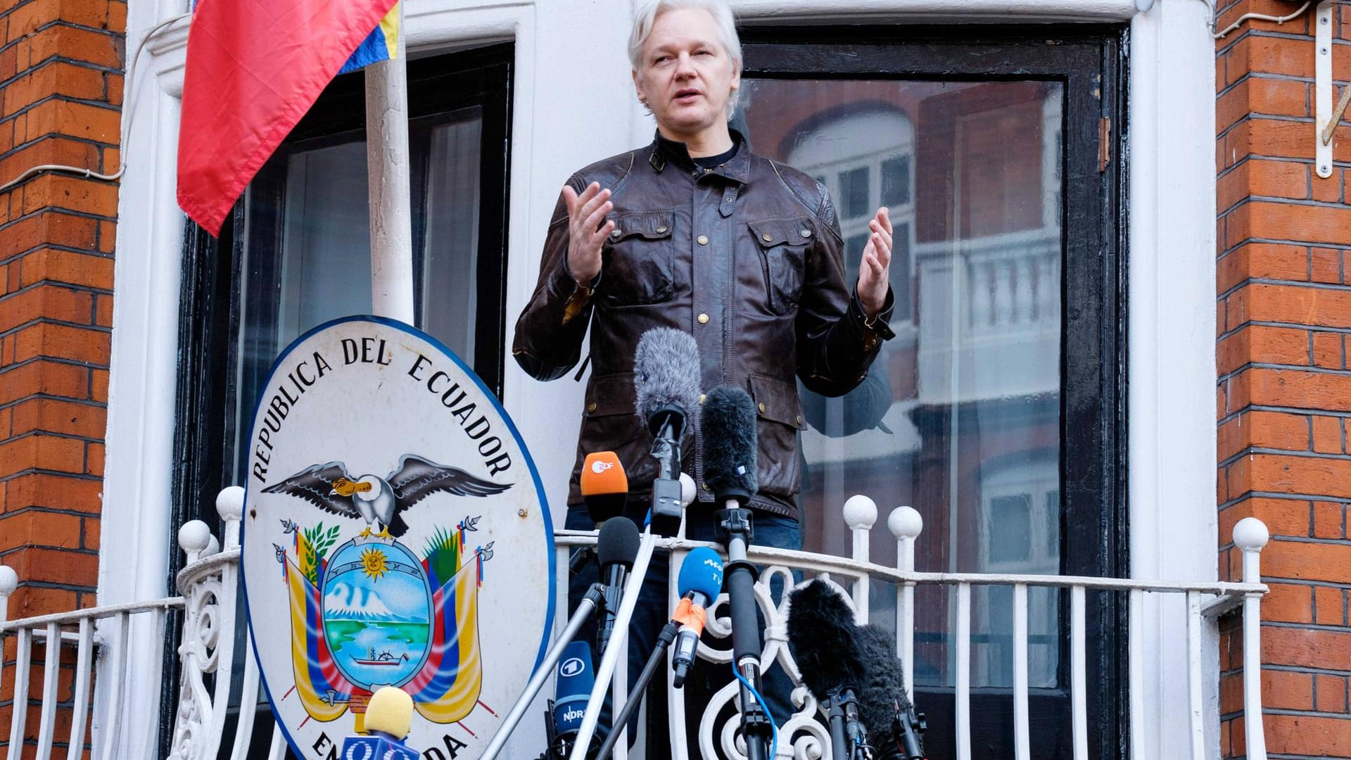 Julian Assange in der ecuadorianischen Botschaft in London: Der Wikileaks-Gründer wollte, dass seine Lebensbedingungen sich verbessern. Ein Gericht in Ecuador wies die Klage zurück. Julian Assange in der ecuadorianischen Botschaft in London: Der Wikileaks-Gründer wollte, dass seine Lebensbedingungen sich verbessern. Ein Gericht in Ecuador wies die Klage zurück.