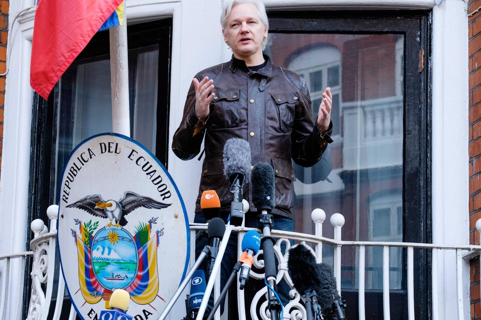 Julian Assange in der ecuadorianischen Botschaft in London: Der Wikileaks-Gründer wollte, dass seine Lebensbedingungen sich verbessern. Ein Gericht in Ecuador wies die Klage zurück.