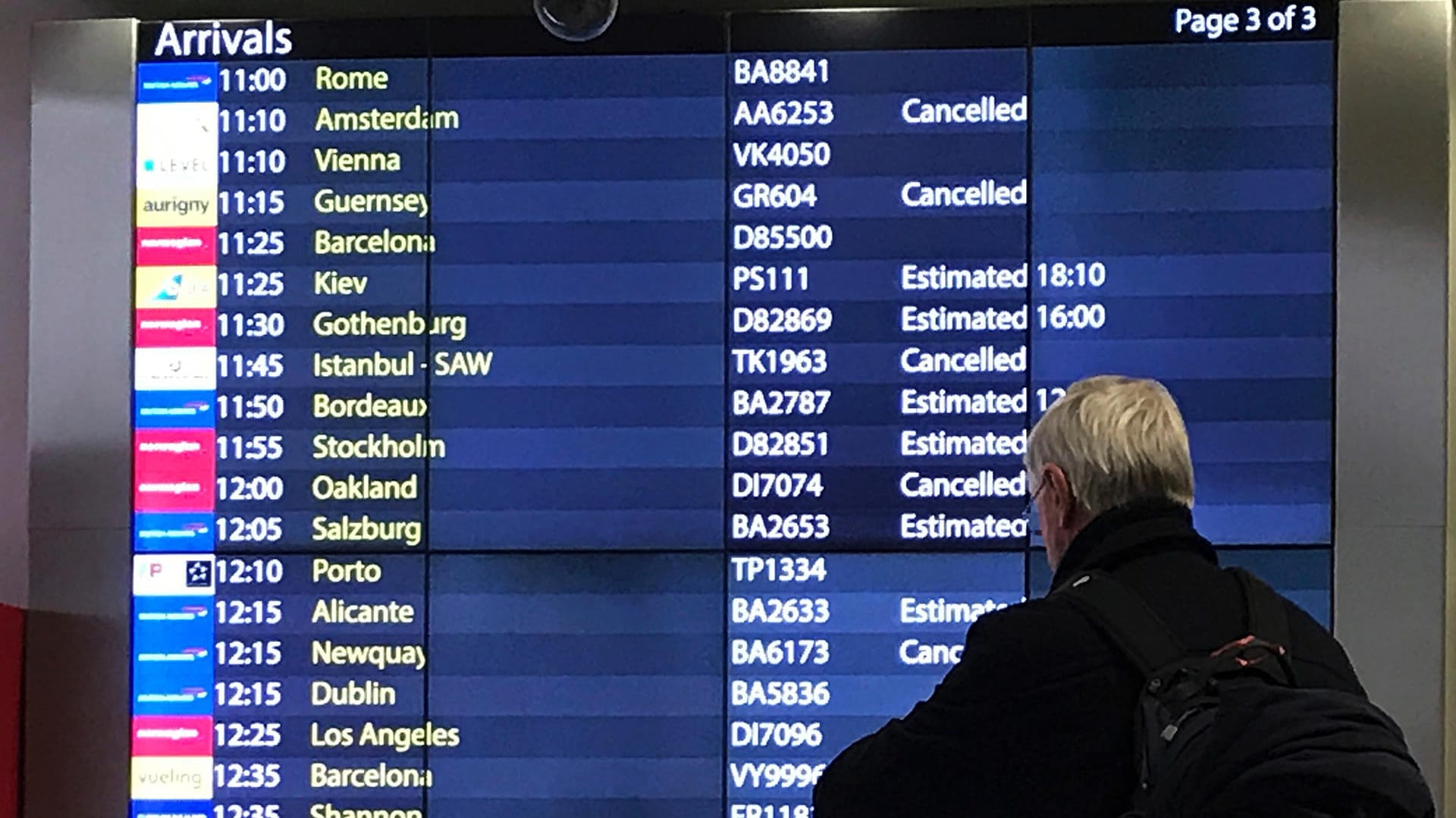 Eine Anzeigetafel am Londoner Großflughafen Gatwick: Mitten im Weihnachtsreiseverkehr hatten mehrere Drohnensichtungen den Flugverkehr massiv eingeschränkt. Eine Anzeigetafel am Londoner Großflughafen Gatwick: Mitten im Weihnachtsreiseverkehr hatten mehrere Drohnensichtungen den Flugverkehr massiv eingeschränkt.