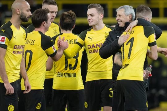 Dortmunds Trainer Lucien Favre (2.