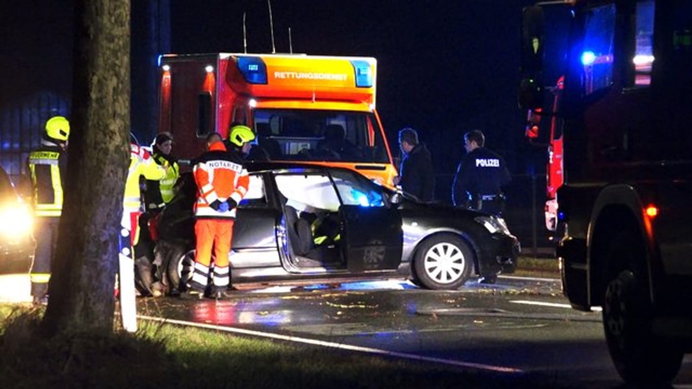 Notärzte, Feuerwehrleute und Polizisten an dem Unfallwagen auf der Bundesstraße 9 zwischen Goch und Weeze.