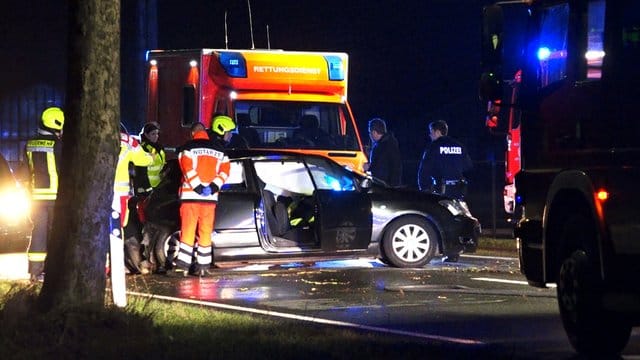 Notärzte, Feuerwehrleute und Polizisten an dem Unfallwagen auf der Bundesstraße 9 zwischen Goch und Weeze.