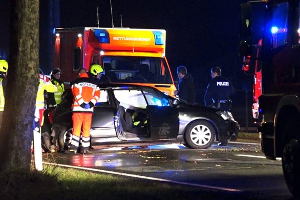 Notärzte, Feuerwehrleute und Polizisten an dem Unfallwagen auf der Bundesstraße 9 zwischen Goch und Weeze.