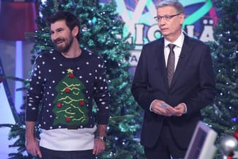 Fast hätte man ihn vor dem Weihnachtsbaum übersehen: Weihnachtspulli-Fan Andreas Segl und Moderator Günther Jauch.
