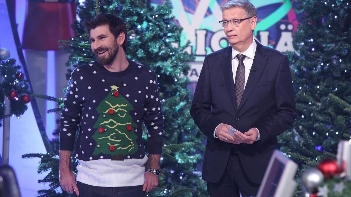 Fast hätte man ihn vor dem Weihnachtsbaum übersehen: Weihnachtspulli-Fan Andreas Segl und Moderator Günther Jauch.