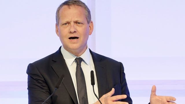 DIHK-Präsident Eric Schweitzer sieht bei den Steuern "dringenden Handlungsbedarf". DIHK-Präsident Eric Schweitzer sieht bei den Steuern "dringenden Handlungsbedarf".