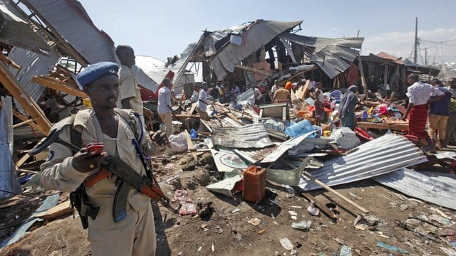 Ein somalischer Polizist Ende November am Ort eines Al-Shabaab-Attentats in Mogadischu. Ein somalischer Polizist Ende November am Ort eines Al-Shabaab-Attentats in Mogadischu.