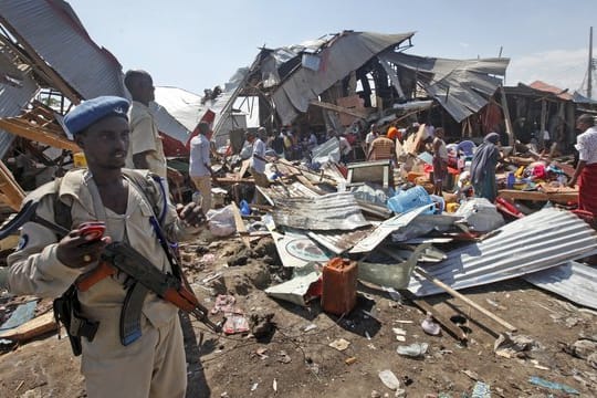 Ein somalischer Polizist Ende November am Ort eines Al-Shabaab-Attentats in Mogadischu.