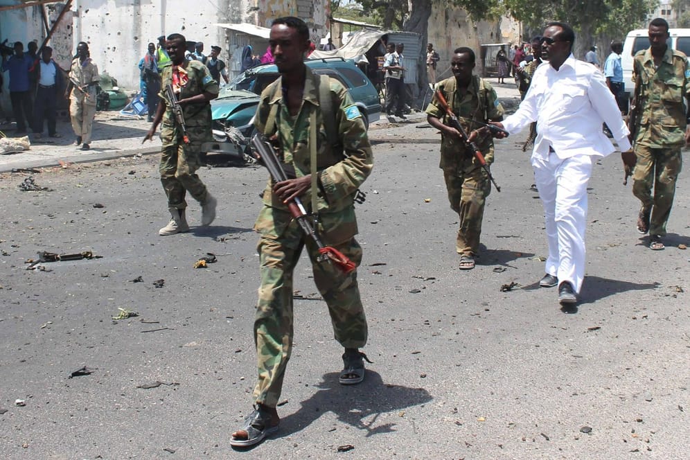 Soldaten patrouillierten durch Mogadischu: Am Samstag haben zwei schwere Explosionen die somalische Hauptstadt erschüttert.
