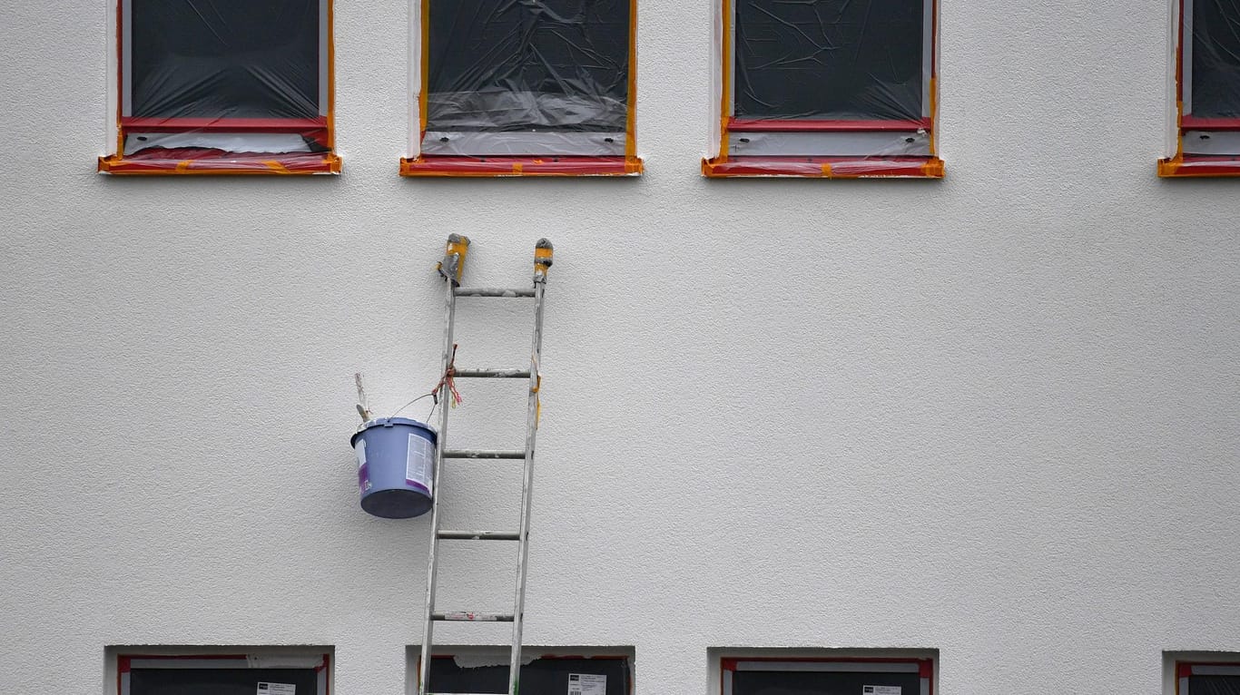 Leiter ohne Handwerker: Experten gehen von einer Vorlaufzeit von mindestens neun Wochen bei Handwerksarbeiten aus.