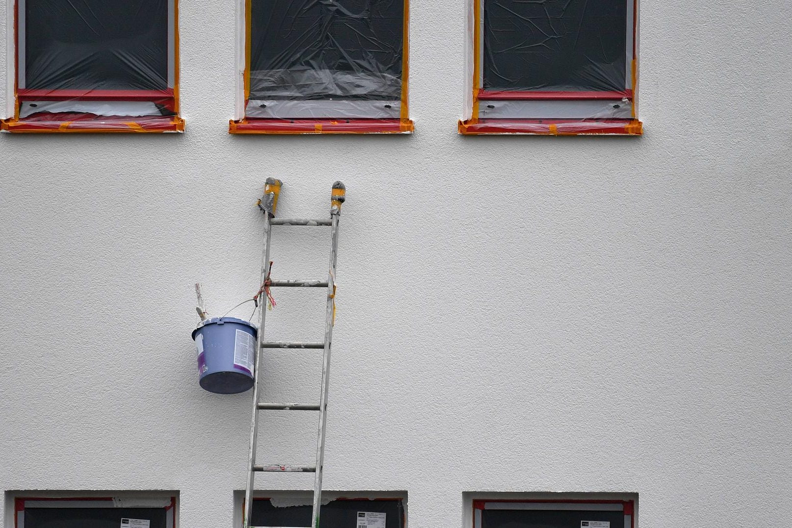 Leiter ohne Handwerker: Experten gehen von einer Vorlaufzeit von mindestens neun Wochen bei Handwerksarbeiten aus.