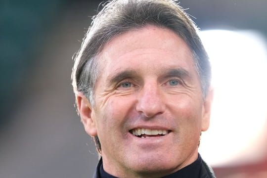 Trainer Bruno Labbadia könnte bei einem Sieg beim FC Augsburg mit dem VfL Wolfsburg auf einem Europapokalplatz überwintern.