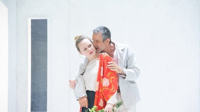 Schönheitschirurg Eduard, gespielt von Ulrich Matthes (r), und Sängerin Charlotte (Anja Schneider) ziehen in ein neues Haus.