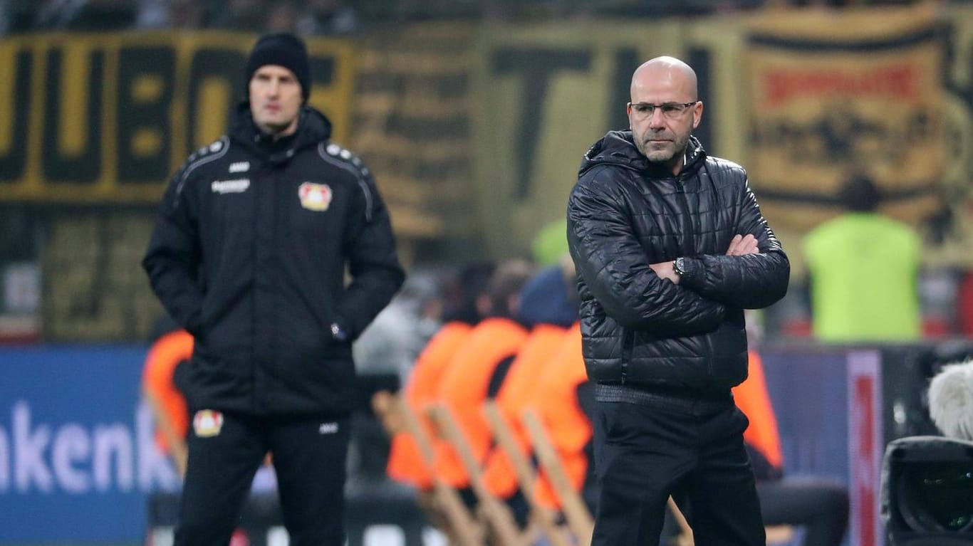 Ex-BVB-Coach Peter Bosz (r.) und Heiko Herrlich im direkten Duell 2017: Löst der Niederländer Leverkusens Trainer ab?